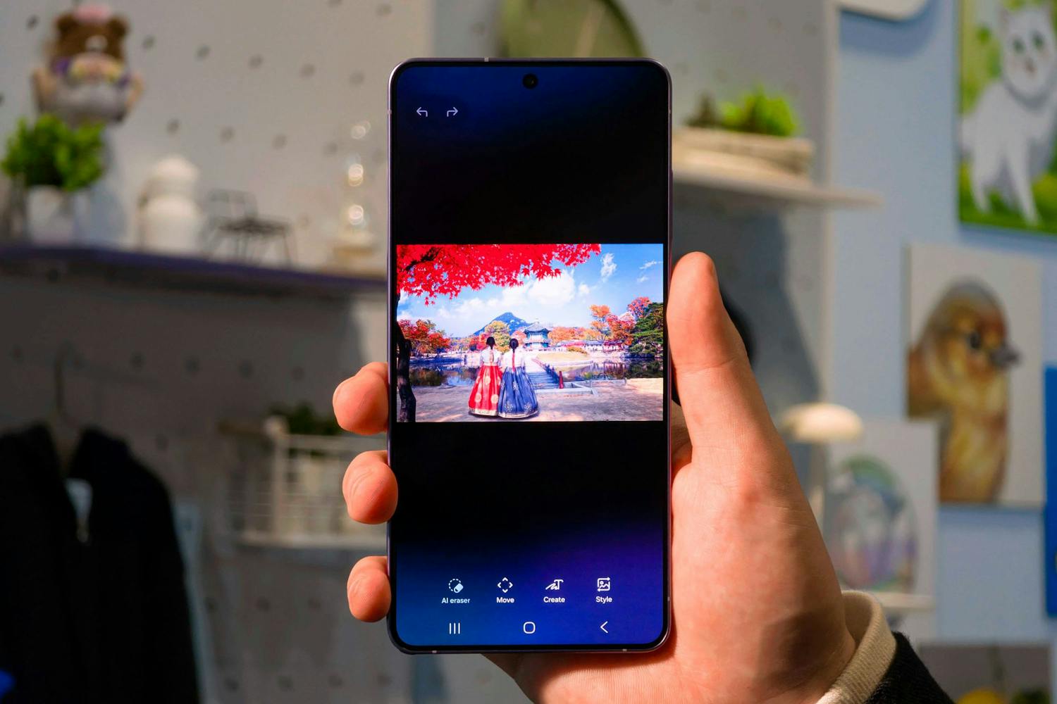 Du kan göra avancerad AI-redigering av foton i nya Photo Assist 11, som finns i Samsung Galaxy S26 Ultra. Du kan göra avancerad AI-redigering av foton i nya Photo Assist 11, som finns i Samsung Galaxy S26 Ultra.